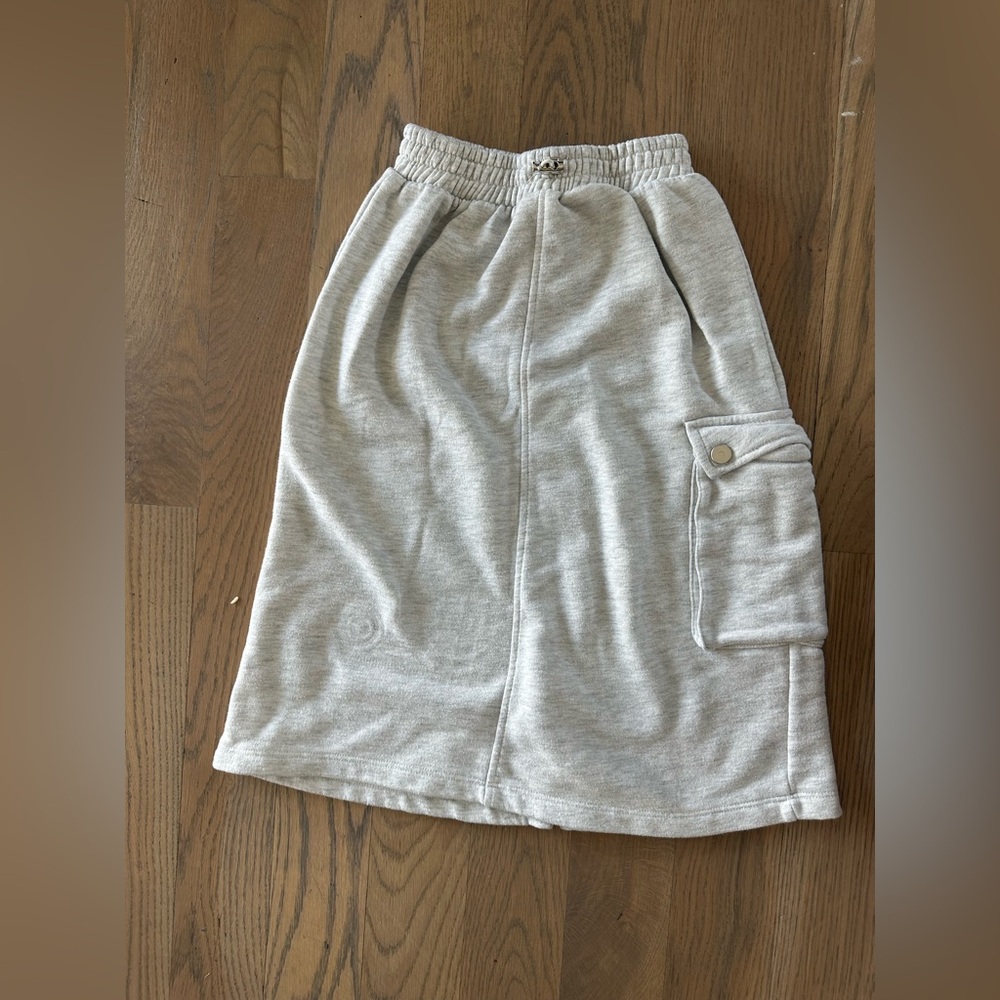 Zara girls light gray skirt, sweat material. Size 9.